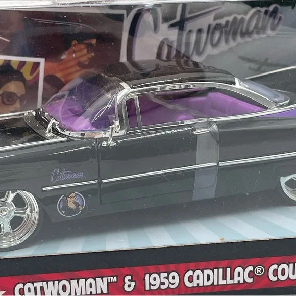 DC Comics Bombshells CATWOMAN & 1959 CADILLAC Coupe Deville Metals Die Cast NEW - Picture 7 of 12